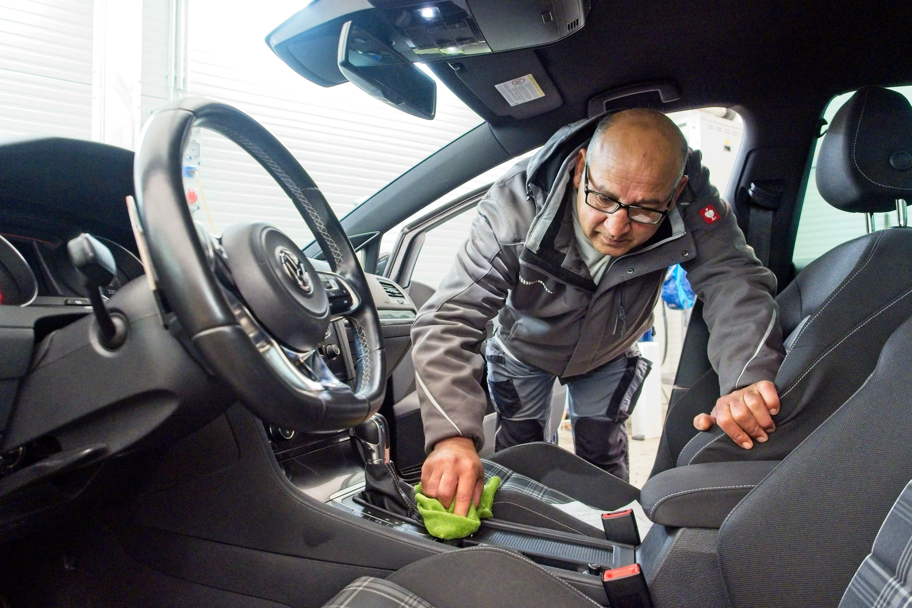 Auto wird innen und außen gereinigt übergeben Nach jedem Werkstattaufenthalt wird das Fahrzeug innen und außen gründlich gereinigt bevor es dem Kunden übergeben wird.
